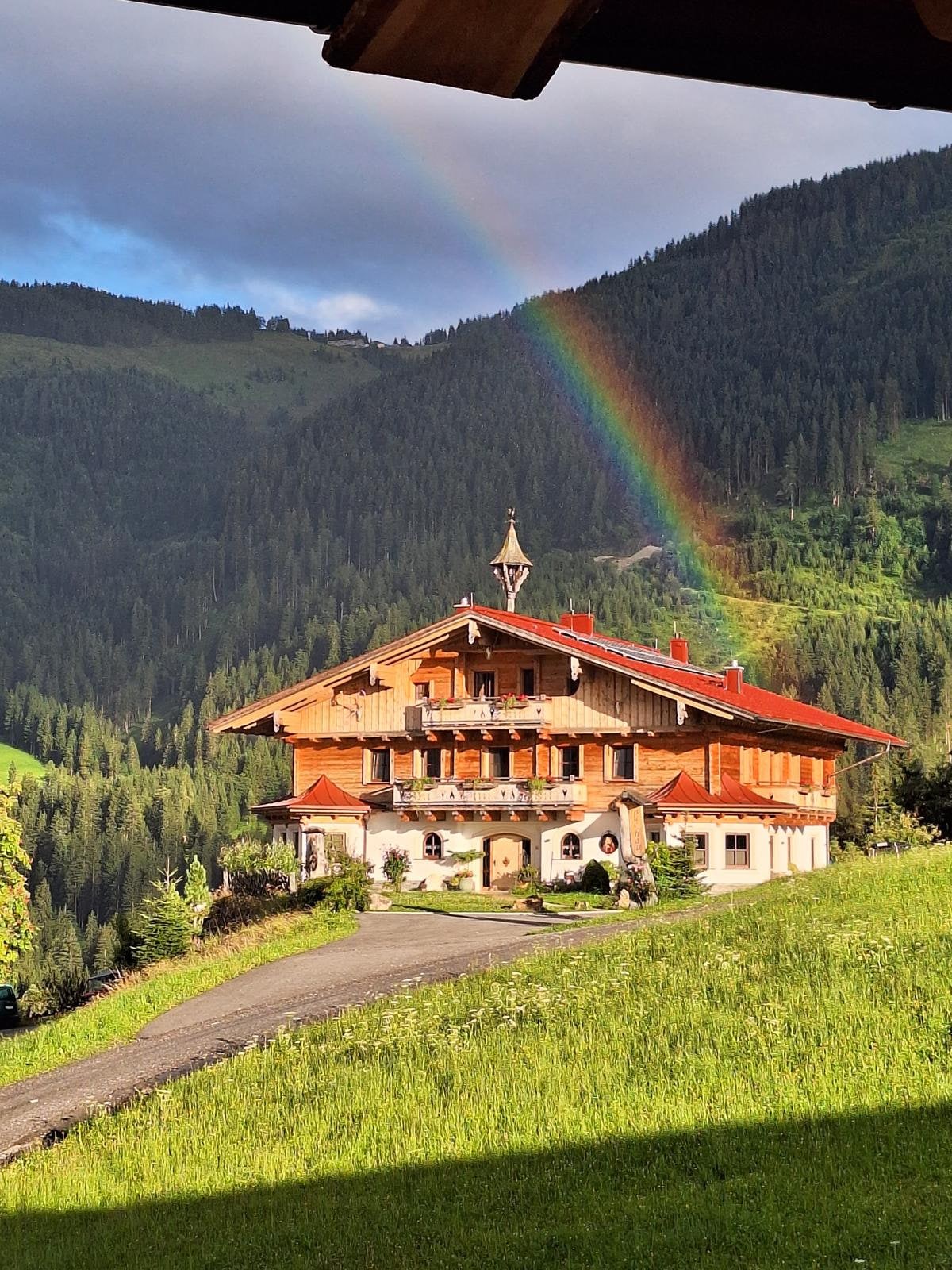 Der Buchauhof in St. Johann im Pongau, Regenbogen über dem Berghang