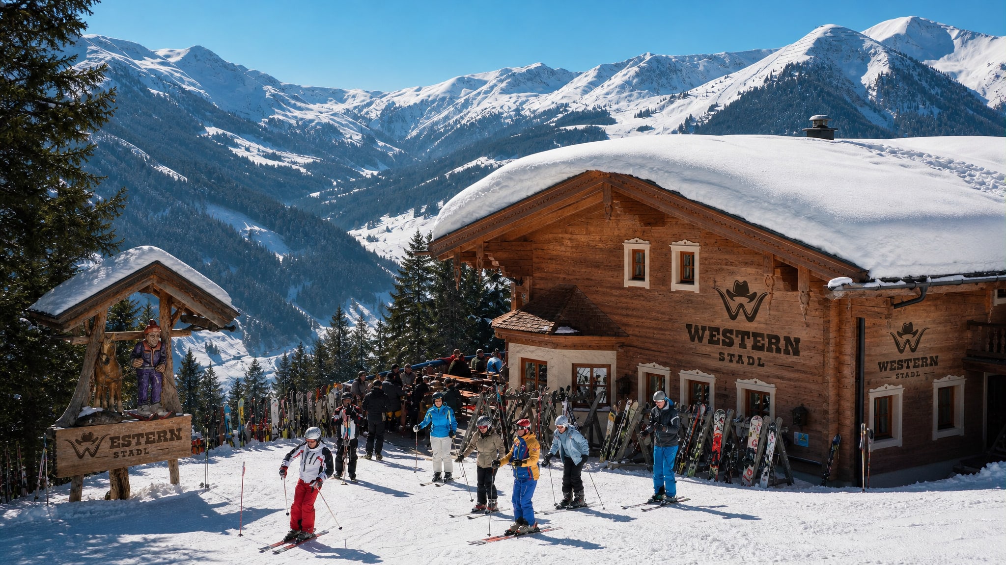 Gut besuchte Sonnenterrasse des Westernstadl, Holzbänke in der Sonne, dahinter Wald und verschneite Berge